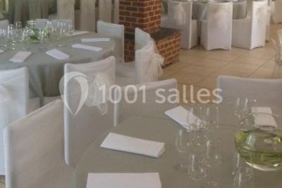 Miniature Location salle Brunehaut (Hainaut) - Le Clos de la Conciergerie #7 Table élégamment dressée avec nappes blanches, vaisselle raffinée, bougies allumées et décoration florale.