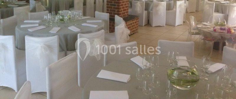 Location salle Brunehaut (Hainaut) - Le Clos de la Conciergerie #7 Salle décorée pour un événement avec des tables rondes dressées, nappes grises, chaises blanches et centres de table en…