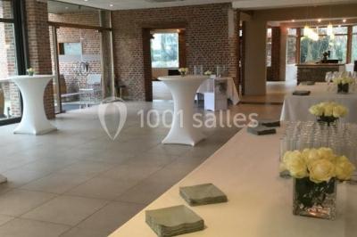 Miniature Location salle Brunehaut (Hainaut) - Le Clos de la Conciergerie #6 Table élégamment dressée avec nappes blanches, vaisselle raffinée, bougies allumées et décoration florale.