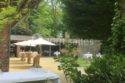 Miniature Location salle Brunehaut (Hainaut) - Le Clos de la Conciergerie #3 Table élégamment dressée avec nappes blanches, vaisselle raffinée, bougies allumées et décoration florale.