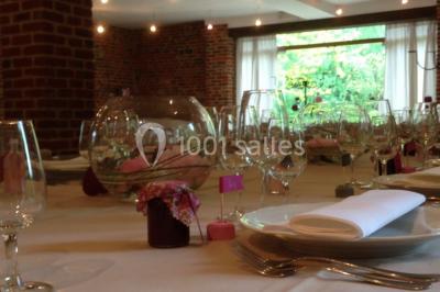 Miniature Location salle Brunehaut (Hainaut) - Le Clos de la Conciergerie #8 Table élégamment dressée avec nappes blanches, vaisselle raffinée, bougies allumées et décoration florale.