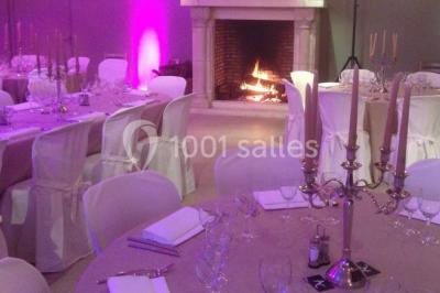 Miniature Location salle Brunehaut (Hainaut) - Le Clos de la Conciergerie #9 Table élégamment dressée avec nappes blanches, vaisselle raffinée, bougies allumées et décoration florale.