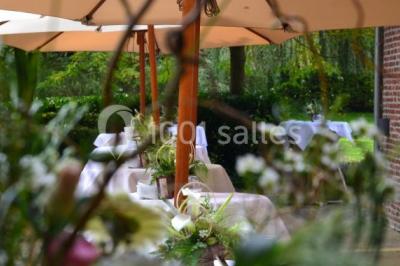Miniature Location salle Brunehaut (Hainaut) - Le Clos de la Conciergerie #11 Table élégamment dressée avec nappes blanches, vaisselle raffinée, bougies allumées et décoration florale.