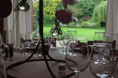 Miniature Location salle Brunehaut (Hainaut) - Le Clos de la Conciergerie #10 Table élégamment dressée avec nappes blanches, vaisselle raffinée, bougies allumées et décoration florale.