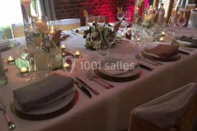 Miniature Location salle Brunehaut (Hainaut) - Le Clos de la Conciergerie #14 Table élégamment dressée avec nappes blanches, vaisselle raffinée, bougies allumées et décoration florale.