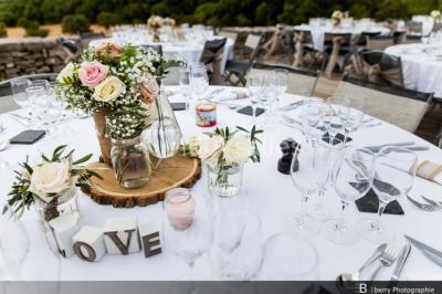 Miniature Location salle Ferrières-les-Verreries (Hérault) - Le Mas de Baumes #6 Montagne rocheuse éclairée par une lumière douce, entourée de collines boisées et d'arbres au premier plan.