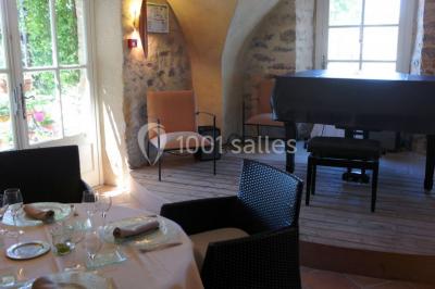 Miniature Location salle Ferrières-les-Verreries (Hérault) - Le Mas de Baumes #16 Montagne rocheuse éclairée par une lumière douce, entourée de collines boisées et d'arbres au premier plan.