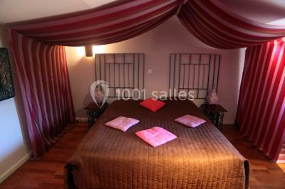 Miniature Location salle Ferrières-les-Verreries (Hérault) - Le Mas de Baumes #14 Montagne rocheuse éclairée par une lumière douce, entourée de collines boisées et d'arbres au premier plan.