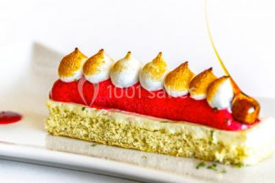 Miniature Location salle Ferrières-les-Verreries (Hérault) - Le Mas de Baumes #13 Montagne rocheuse éclairée par une lumière douce, entourée de collines boisées et d'arbres au premier plan.