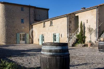 Miniature Location salle Ferrières-les-Verreries (Hérault) - Le Mas de Baumes #2 Montagne rocheuse éclairée par une lumière douce, entourée de collines boisées et d'arbres au premier plan.