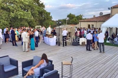 Miniature Location salle Ferrières-les-Verreries (Hérault) - Le Mas de Baumes #7 Montagne rocheuse éclairée par une lumière douce, entourée de collines boisées et d'arbres au premier plan.