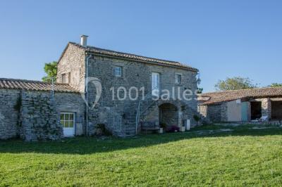 Miniature Location salle Ferrières-les-Verreries (Hérault) - Le Mas de Baumes #10 Montagne rocheuse éclairée par une lumière douce, entourée de collines boisées et d'arbres au premier plan.