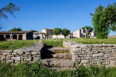 Miniature Location salle Ferrières-les-Verreries (Hérault) - Le Mas de Baumes #5 Montagne rocheuse éclairée par une lumière douce, entourée de collines boisées et d'arbres au premier plan.