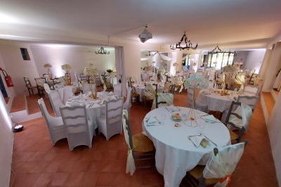 Miniature Location salle Brignoles (Var) - Château de La Présidente #11 Table dressée pour un repas avec nappes blanches, couverts, verres, menus, pains, bouteille de vin et seau à glace.