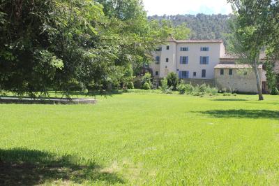 Miniature Location salle Brignoles (Var) - Château de La Présidente #3 Table dressée pour un repas avec nappes blanches, couverts, verres, menus, pains, bouteille de vin et seau à glace.
