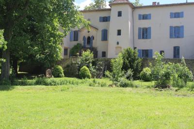 Miniature Location salle Brignoles (Var) - Château de La Présidente #4 Table dressée pour un repas avec nappes blanches, couverts, verres, menus, pains, bouteille de vin et seau à glace.