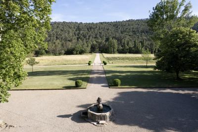 Miniature Location salle Brignoles (Var) - Château de La Présidente #2 Table dressée pour un repas avec nappes blanches, couverts, verres, menus, pains, bouteille de vin et seau à glace.