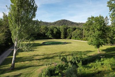 Miniature Location salle Brignoles (Var) - Château de La Présidente #7 Table dressée pour un repas avec nappes blanches, couverts, verres, menus, pains, bouteille de vin et seau à glace.