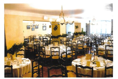 Miniature Location salle Brignoles (Var) - Château de La Présidente #10 Table dressée pour un repas avec nappes blanches, couverts, verres, menus, pains, bouteille de vin et seau à glace.