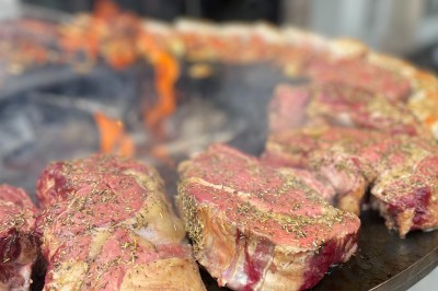 Miniature Location salle Mouscron (Hainaut) - Moresto - Les Charmettes #22 Viande rouge assaisonnée en train de griller sur une plaque chauffante au-dessus d'un feu de bois.