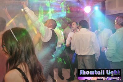 Miniature DJ L'Haÿ-les-Roses (Val-de-Marne) - Showtail Light #5 Des personnes dansent dans une salle sombre éclairée par des faisceaux lumineux colorés et des effets laser.
