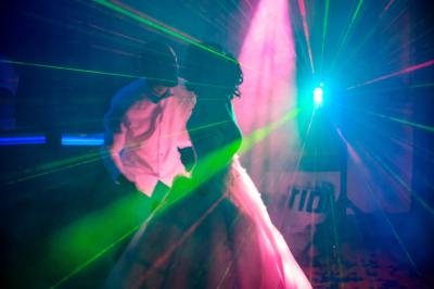 Miniature DJ L'Haÿ-les-Roses (Val-de-Marne) - Showtail Light #9 Des personnes dansent dans une salle sombre éclairée par des faisceaux lumineux colorés et des effets laser.