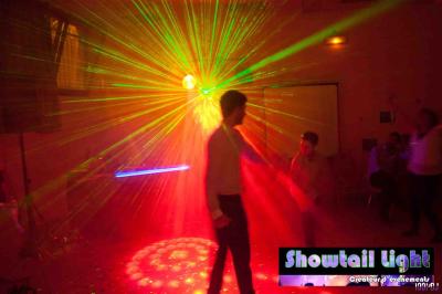 Miniature DJ L'Haÿ-les-Roses (Val-de-Marne) - Showtail Light #12 Des personnes dansent dans une salle sombre éclairée par des faisceaux lumineux colorés et des effets laser.