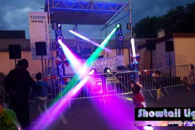 Miniature DJ L'Haÿ-les-Roses (Val-de-Marne) - Showtail Light #15 Des personnes dansent dans une salle sombre éclairée par des faisceaux lumineux colorés et des effets laser.