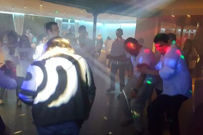 Miniature DJ L'Haÿ-les-Roses (Val-de-Marne) - Showtail Light #21 Des personnes dansent dans une salle sombre éclairée par des faisceaux lumineux colorés et des effets laser.