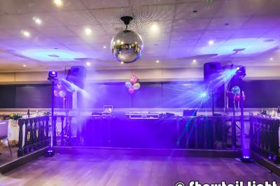 Miniature DJ L'Haÿ-les-Roses (Val-de-Marne) - Showtail Light #23 Des personnes dansent dans une salle sombre éclairée par des faisceaux lumineux colorés et des effets laser.