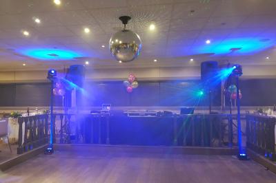 Miniature DJ L'Haÿ-les-Roses (Val-de-Marne) - Showtail Light #25 Des personnes dansent dans une salle sombre éclairée par des faisceaux lumineux colorés et des effets laser.