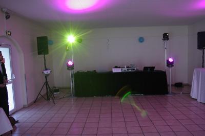 Miniature DJ L'Haÿ-les-Roses (Val-de-Marne) - Showtail Light #26 Des personnes dansent dans une salle sombre éclairée par des faisceaux lumineux colorés et des effets laser.