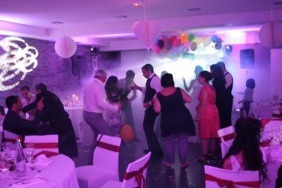 Miniature DJ L'Haÿ-les-Roses (Val-de-Marne) - Showtail Light #27 Des personnes dansent dans une salle sombre éclairée par des faisceaux lumineux colorés et des effets laser.