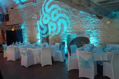 Miniature DJ L'Haÿ-les-Roses (Val-de-Marne) - Showtail Light #28 Des personnes dansent dans une salle sombre éclairée par des faisceaux lumineux colorés et des effets laser.