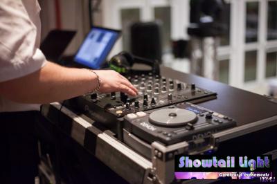 Miniature DJ L'Haÿ-les-Roses (Val-de-Marne) - Showtail Light #3 Cube lumineux coloré disposé sur une terrasse en soirée, près d'une tente blanche et d'une table dressée.