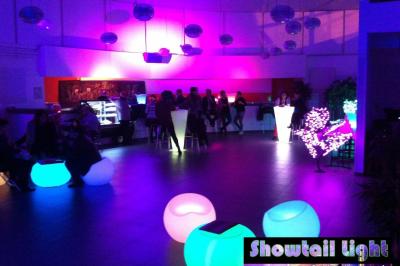 Miniature DJ L'Haÿ-les-Roses (Val-de-Marne) - Showtail Light #5 Cube lumineux coloré disposé sur une terrasse en soirée, près d'une tente blanche et d'une table dressée.