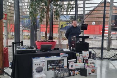 Miniature DJ L'Haÿ-les-Roses (Val-de-Marne) - Showtail Light #8 Cube lumineux coloré disposé sur une terrasse en soirée, près d'une tente blanche et d'une table dressée.