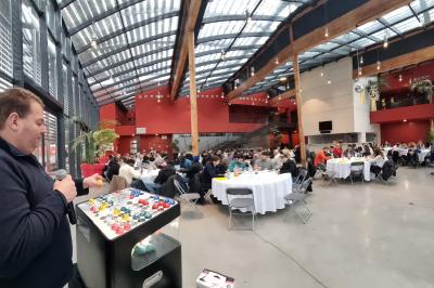 Miniature DJ L'Haÿ-les-Roses (Val-de-Marne) - Showtail Light #9 Cube lumineux coloré disposé sur une terrasse en soirée, près d'une tente blanche et d'une table dressée.