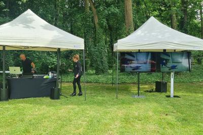 Miniature DJ L'Haÿ-les-Roses (Val-de-Marne) - Showtail Light #11 Cube lumineux coloré disposé sur une terrasse en soirée, près d'une tente blanche et d'une table dressée.