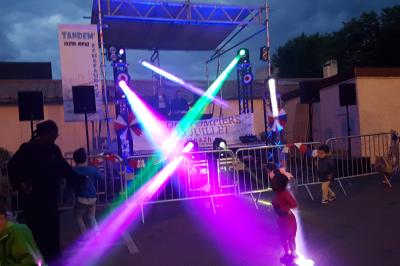 Miniature DJ L'Haÿ-les-Roses (Val-de-Marne) - Showtail Light #16 Cube lumineux coloré disposé sur une terrasse en soirée, près d'une tente blanche et d'une table dressée.