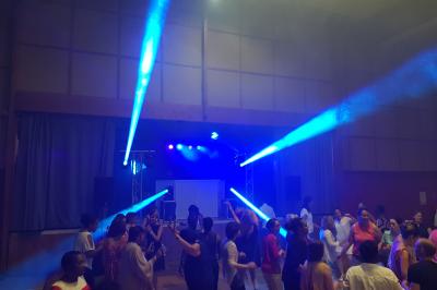 Miniature DJ L'Haÿ-les-Roses (Val-de-Marne) - Showtail Light #18 Cube lumineux coloré disposé sur une terrasse en soirée, près d'une tente blanche et d'une table dressée.