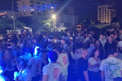 Miniature DJ L'Haÿ-les-Roses (Val-de-Marne) - Showtail Light #15 Cube lumineux coloré disposé sur une terrasse en soirée, près d'une tente blanche et d'une table dressée.