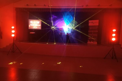 Miniature DJ Ferrières-en-Gâtinais (Loiret) - Prodaka DJ 45 #2 Salle de réception décorée avec des tables rondes, nappes blanches, chaises transparentes et éclairage rose.