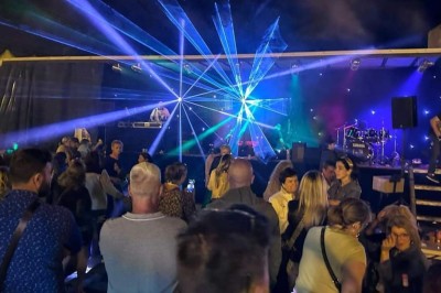 Miniature DJ Ferrières-en-Gâtinais (Loiret) - Prodaka DJ 45 #3 Salle de réception décorée avec des tables rondes, nappes blanches, chaises transparentes et éclairage rose.