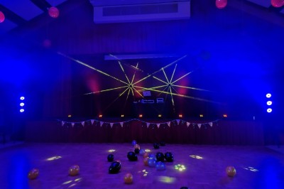 Miniature DJ Ferrières-en-Gâtinais (Loiret) - Prodaka DJ 45 #4 Salle de réception décorée avec des tables rondes, nappes blanches, chaises transparentes et éclairage rose.