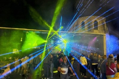 Miniature DJ Ferrières-en-Gâtinais (Loiret) - Prodaka DJ 45 #5 Salle de réception décorée avec des tables rondes, nappes blanches, chaises transparentes et éclairage rose.