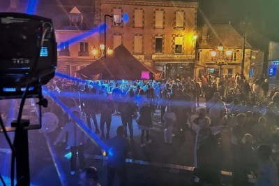 Miniature DJ Ferrières-en-Gâtinais (Loiret) - Prodaka DJ 45 #6 Salle de réception décorée avec des tables rondes, nappes blanches, chaises transparentes et éclairage rose.