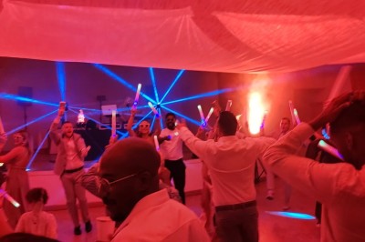 Miniature DJ Ferrières-en-Gâtinais (Loiret) - Prodaka DJ 45 #8 Salle de réception décorée avec des tables rondes, nappes blanches, chaises transparentes et éclairage rose.