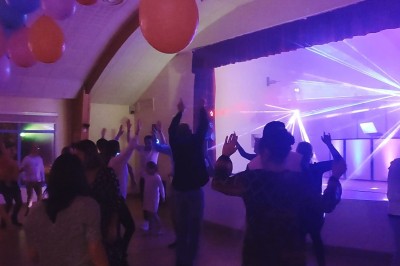 Miniature DJ Ferrières-en-Gâtinais (Loiret) - Prodaka DJ 45 #9 Salle de réception décorée avec des tables rondes, nappes blanches, chaises transparentes et éclairage rose.