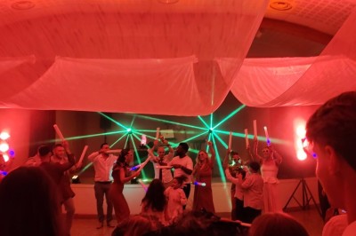 Miniature DJ Ferrières-en-Gâtinais (Loiret) - Prodaka DJ 45 #11 Salle de réception décorée avec des tables rondes, nappes blanches, chaises transparentes et éclairage rose.